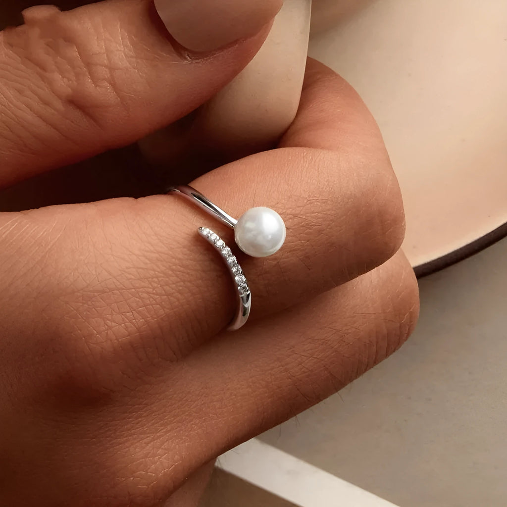 Women's S925 sterling silver adjustable open loop ring with natural shell pearl