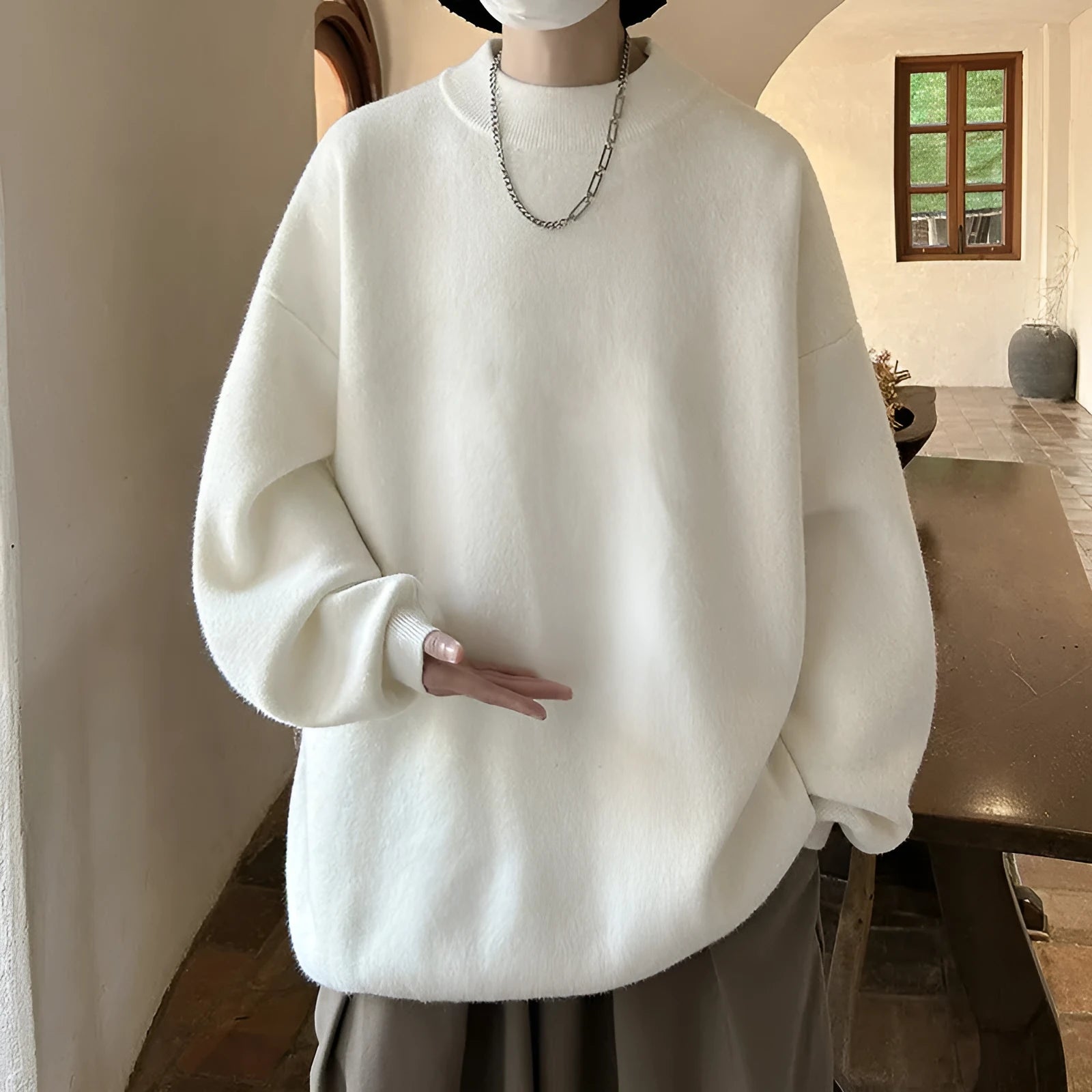 Men's loose-fitting round neck pullover sweater in solid colour with long sleeves