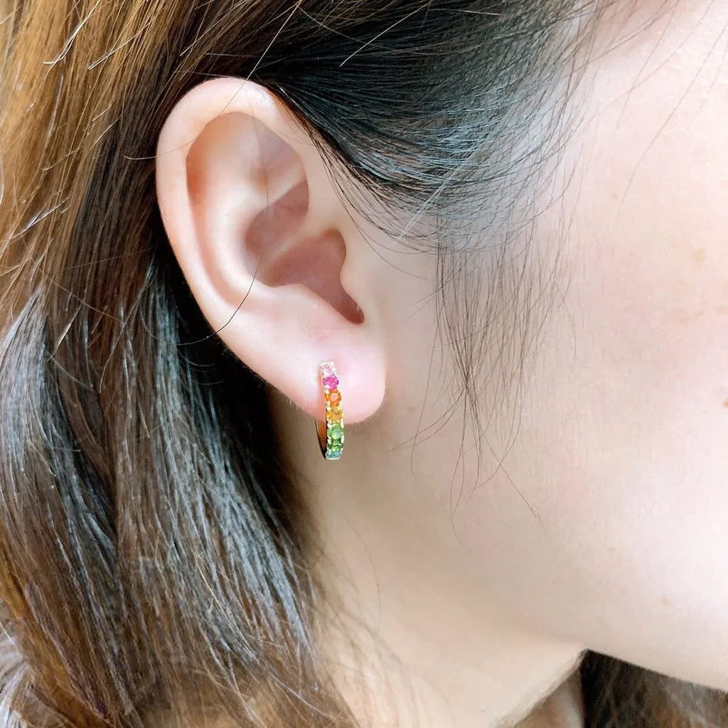 Copper zircon U-shaped ear cuff in silver colour with geometric design on earlobe