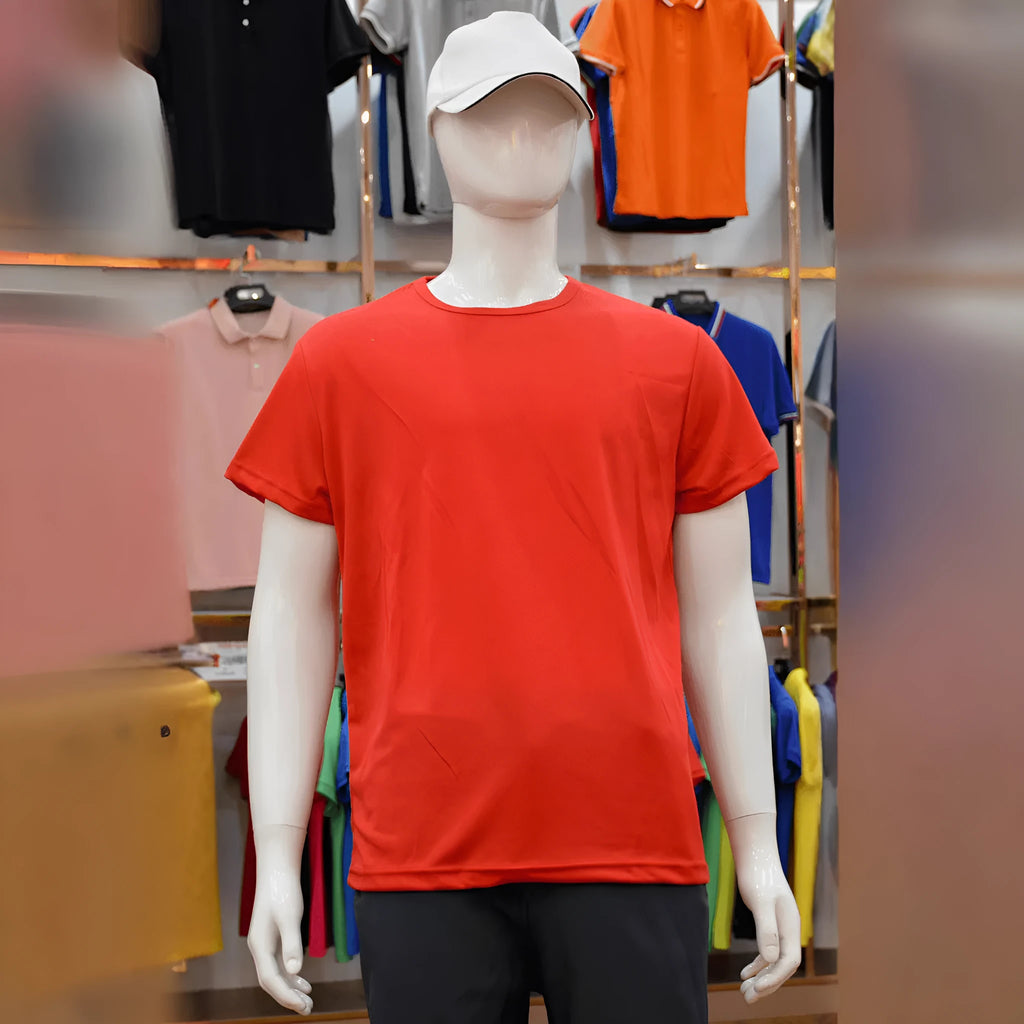 Man wearing a slim-fit quick-dry short-sleeve T-shirt in a solid colour.