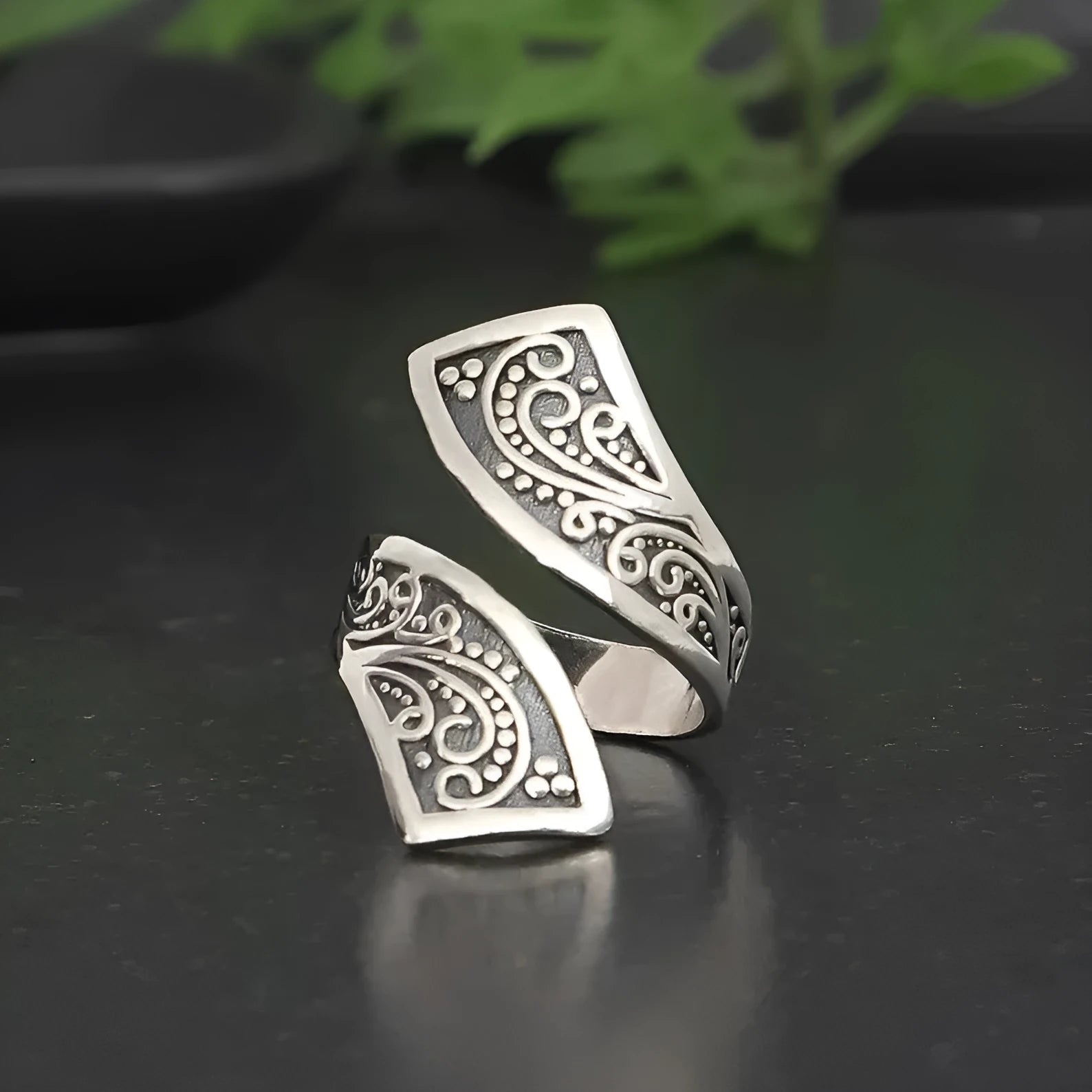Women's alloy ring with adjustable opening in silver electroplated finish